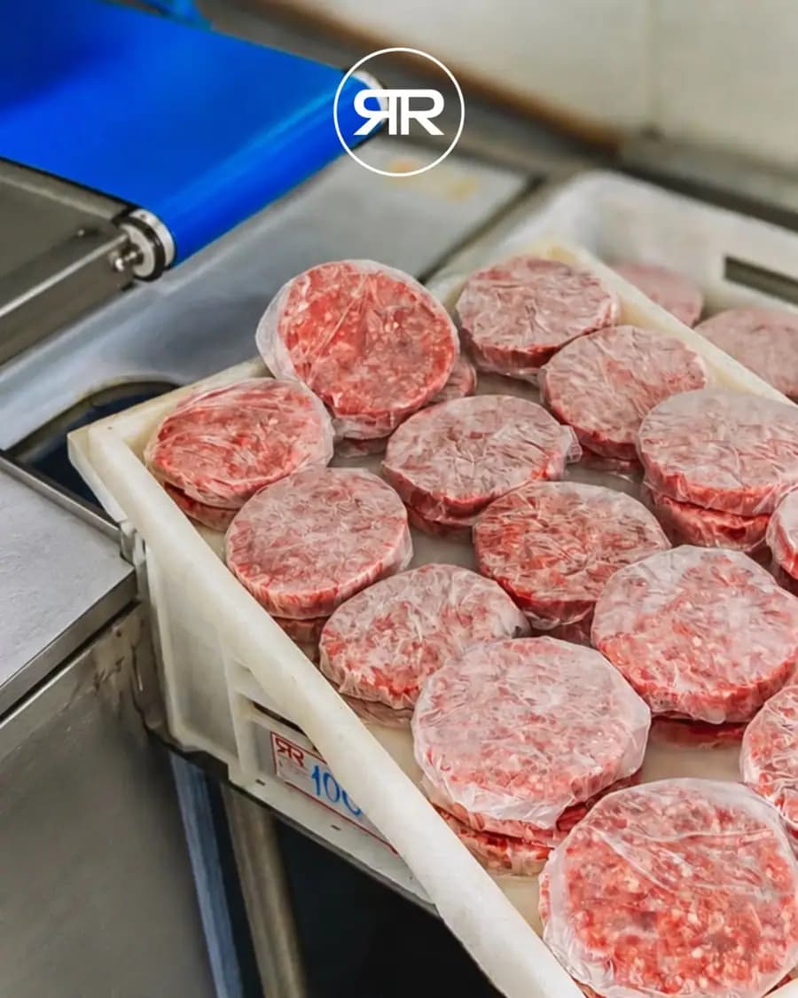 Bandeja com hambúrgueres embalados individualmente na Distribuidora RR