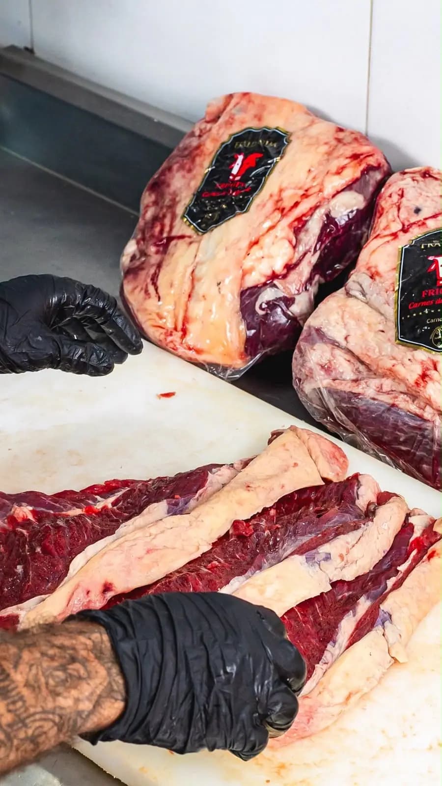 Corte e preparação de carne bovina na bancada da Distribuidora RR