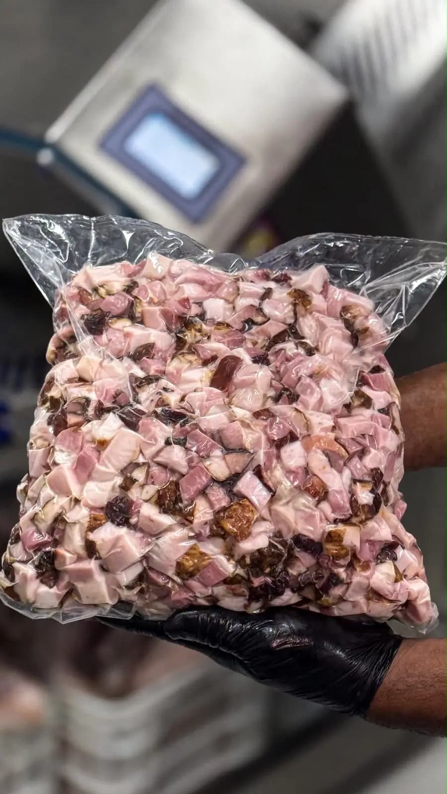 Cubos de carne defumada em embalagem a vácuo prontos para distribuição