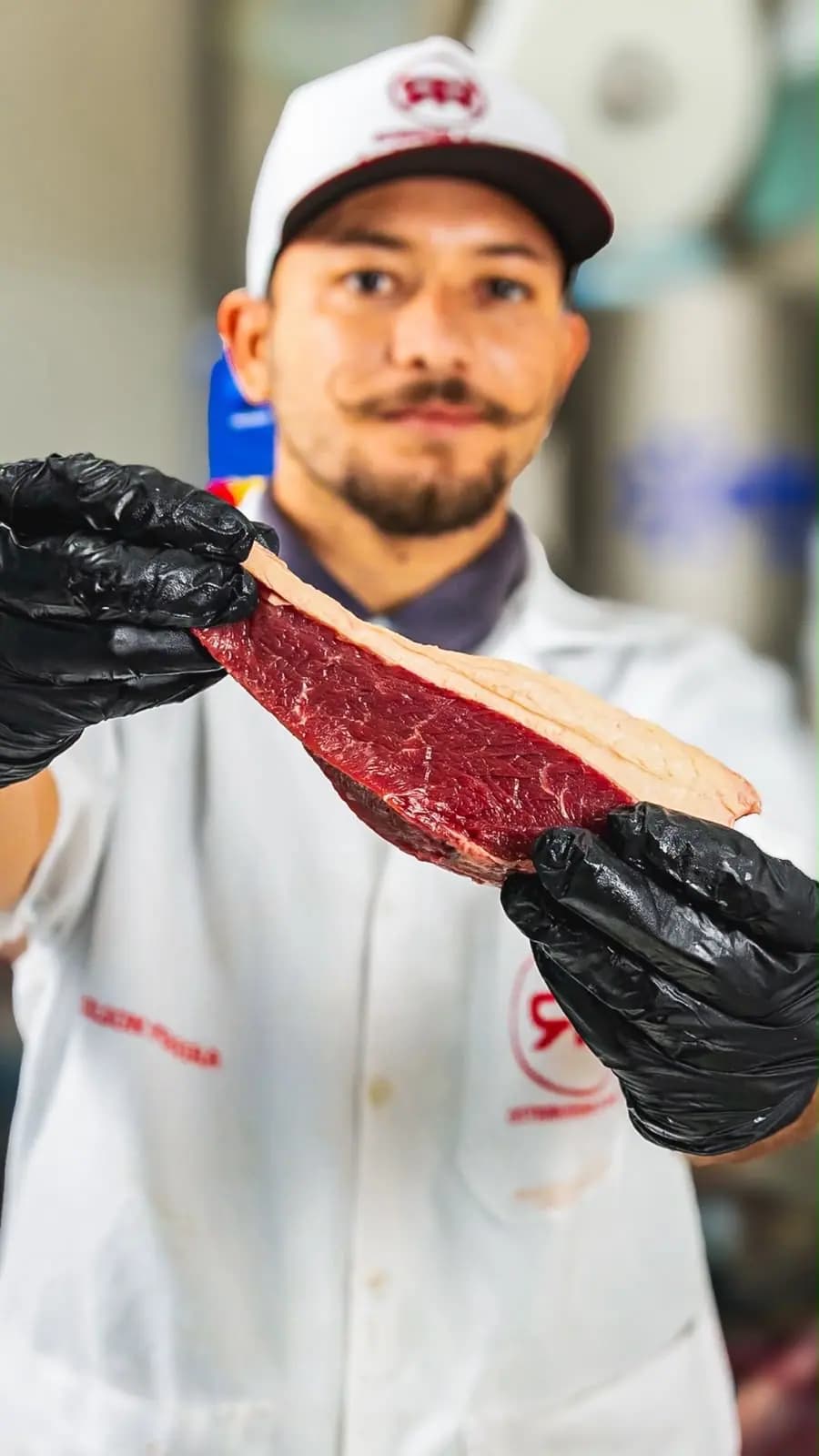 Equipe da Distribuidora RR apresentando corte de picanha na operação